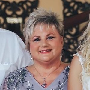 Meet your Posher, Lora